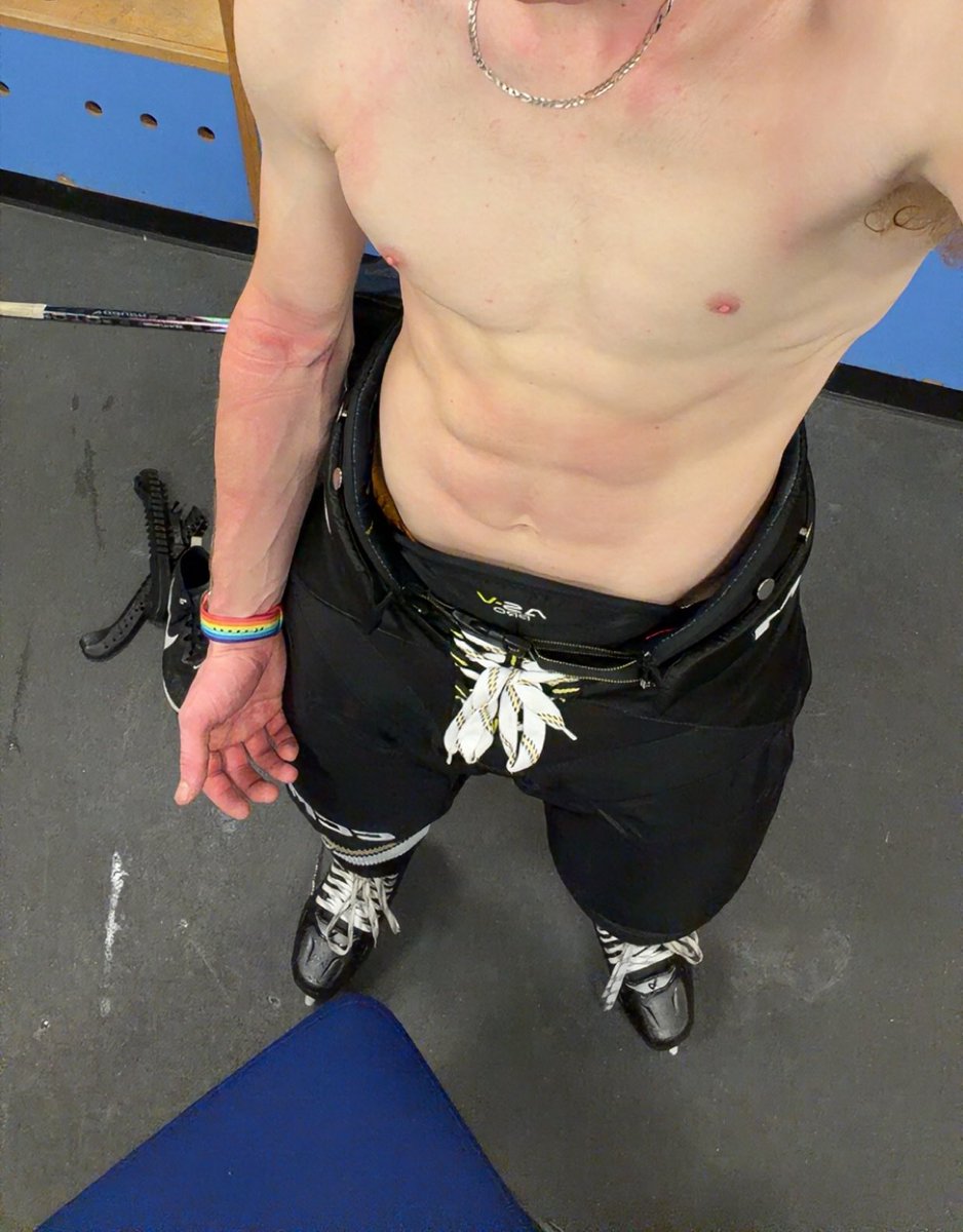 bigsticktwink's tweet photo. Anyone wanna meet me in the locker room after a game ? we can go get steamy in the shower😈🥵
#gay #hockeyplayer #twunk #abs #hockeygear #college #collegeathlete https://t.co/av7Y77V1fu