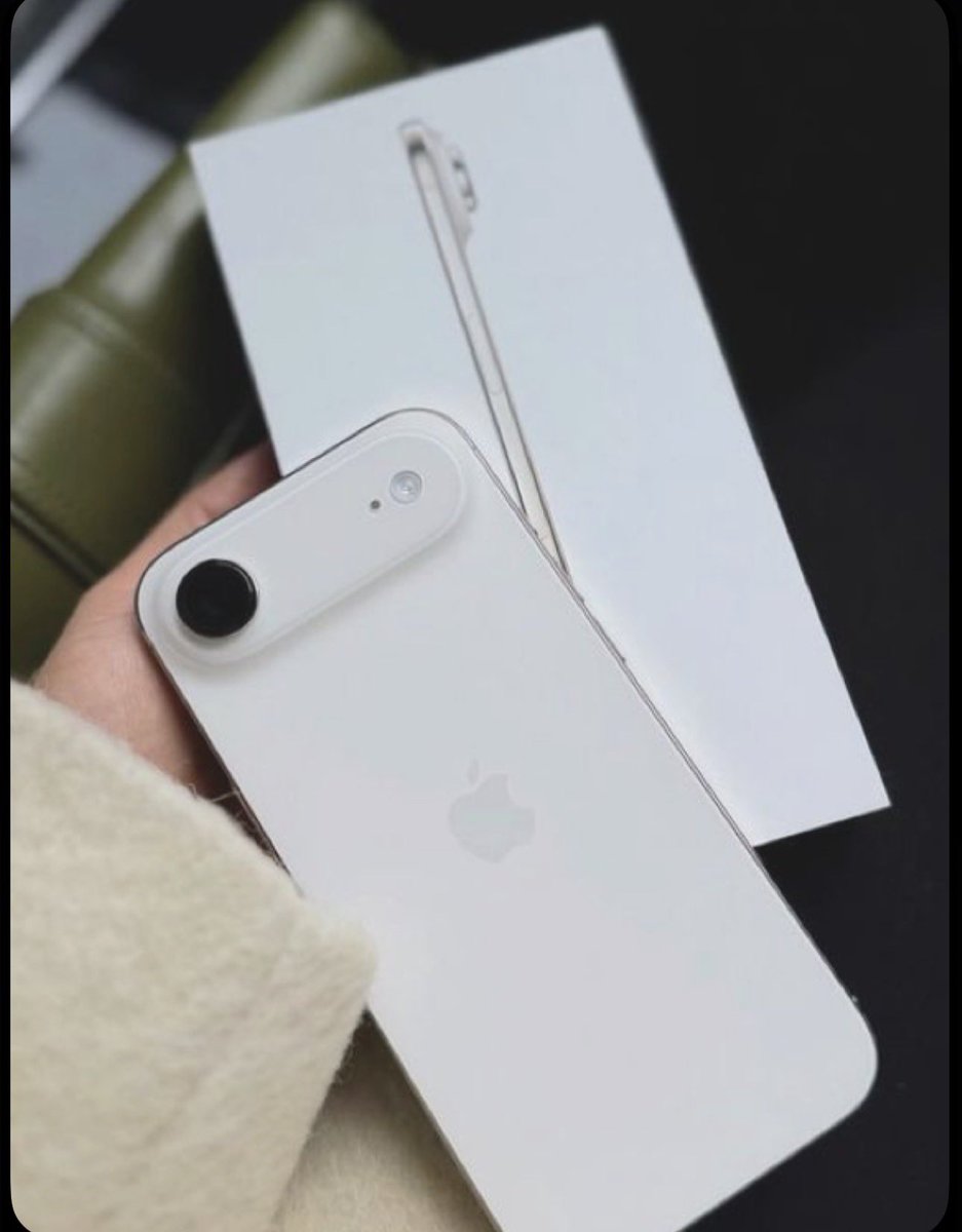 Deynu_xx's tweet image. I’m contemplating on getting an iPhone 17 pro
Or iPhone 17 air 

Which one do you guys think will be a good buy?