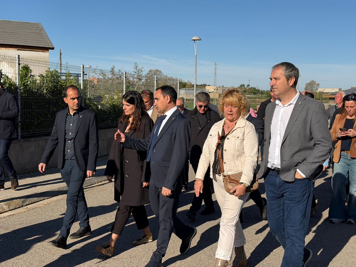 ManelSoleA's tweet photo. Avui hem acompanyat a l’alcalde @Jaumepane1 i els seus regidors/res en la celebració de la Festivitat de la Verge de Montalbà, pujant a l’Ermita en romeria.
He pogut saludar a veïns/nes de Preixana i famílies vingudes de la comarca de l’Urgell.
@impulsemlleida
@Junts_Impulsem https://t.co/BweoPgiokM