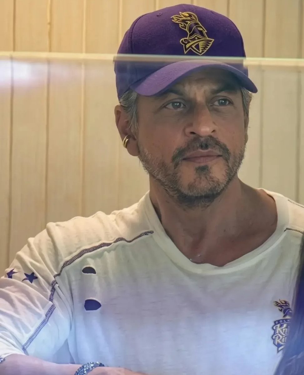 Gilcchaves's tweet photo. @iamsrk esses cabelos grisalhos estão te deixando muito mais charmoso! Lindo demais!😍😍❤️🥰
#Shahrukhkhan https://t.co/4R2aiiliRL