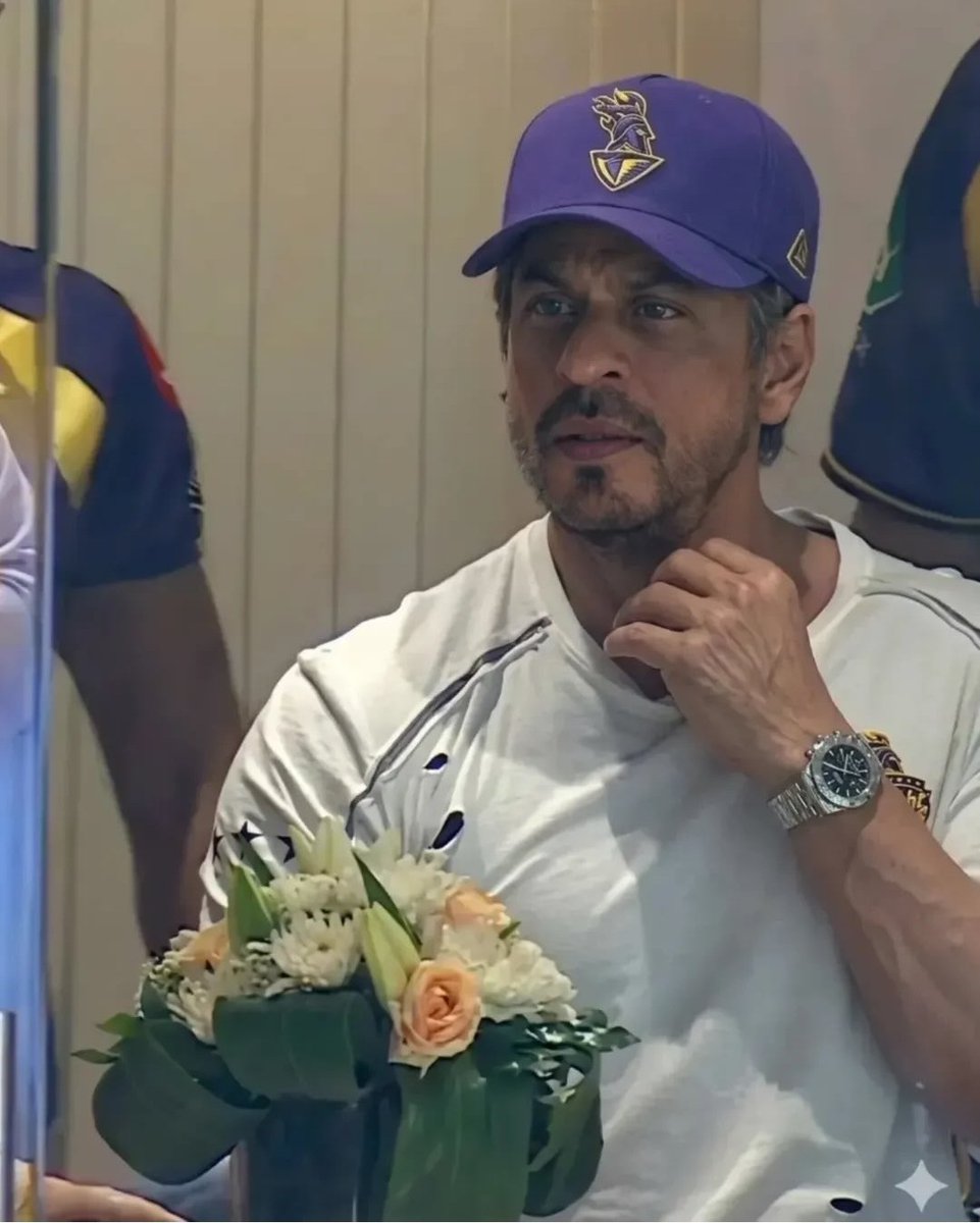 Gilcchaves's tweet photo. @iamsrk esses cabelos grisalhos estão te deixando muito mais charmoso! Lindo demais!😍😍❤️🥰
#Shahrukhkhan https://t.co/4R2aiiliRL