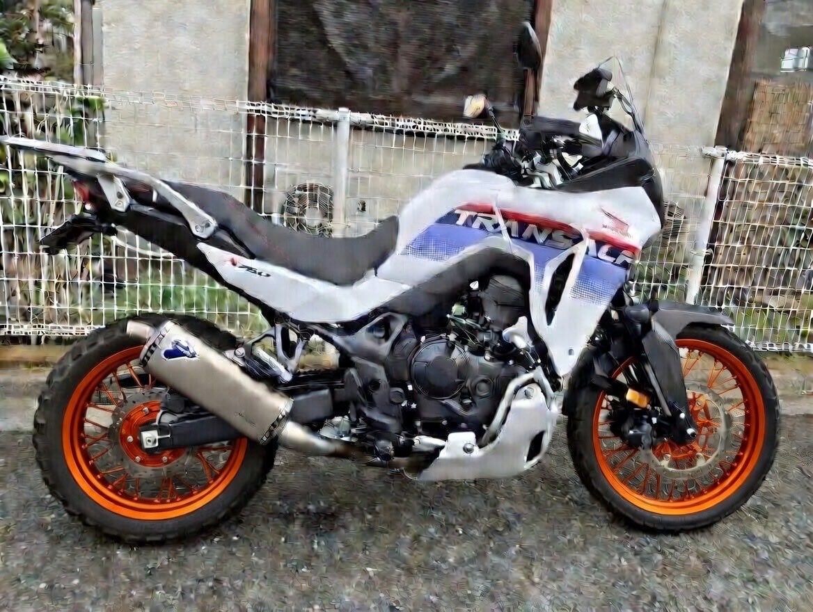 mosicon's tweet photo. 着せ替え3。迷彩柄も良いかも。
#TRANSALP
#XL750 https://t.co/ori1fLTsKv
