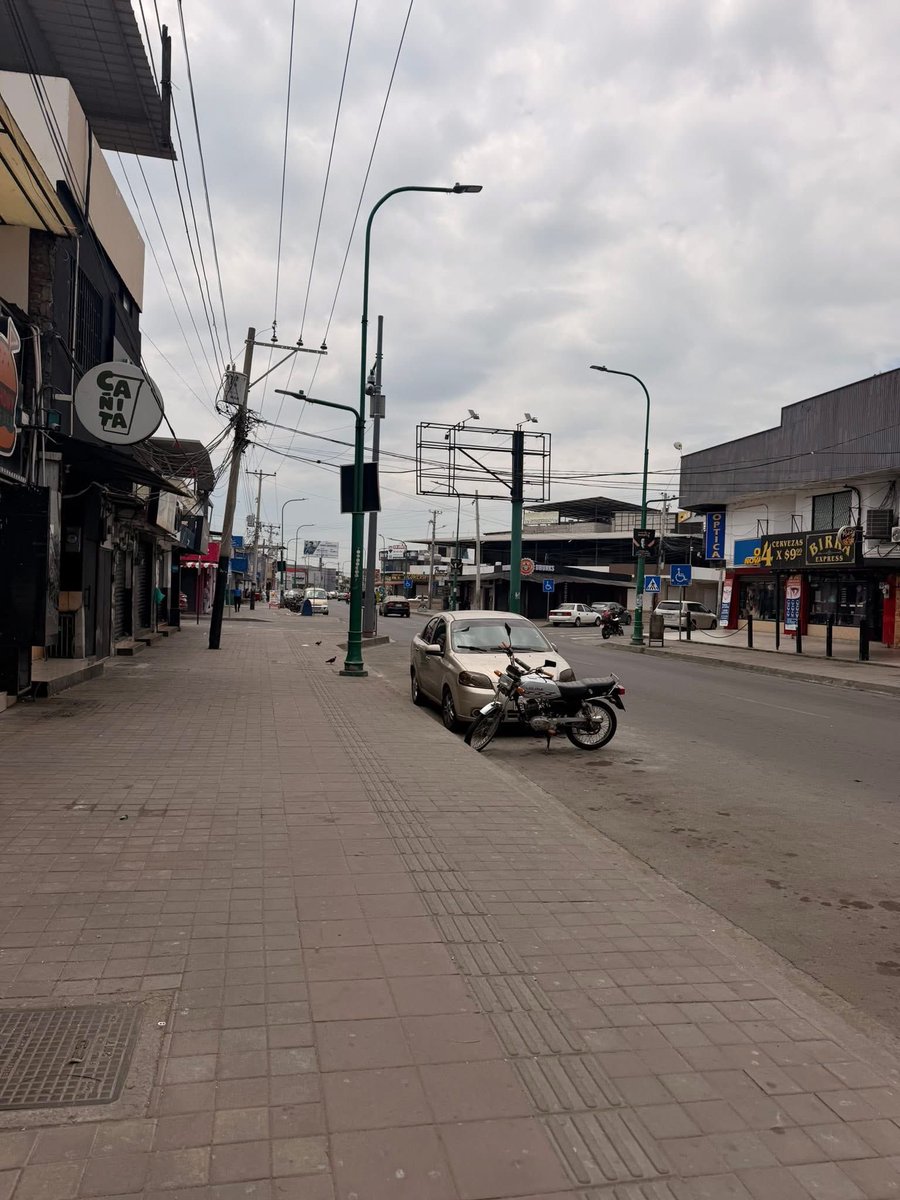 Gabopazec's tweet image. Varios sectores de #Manta reportan a esta hora apagones. CNEL no ha comunicado nada.