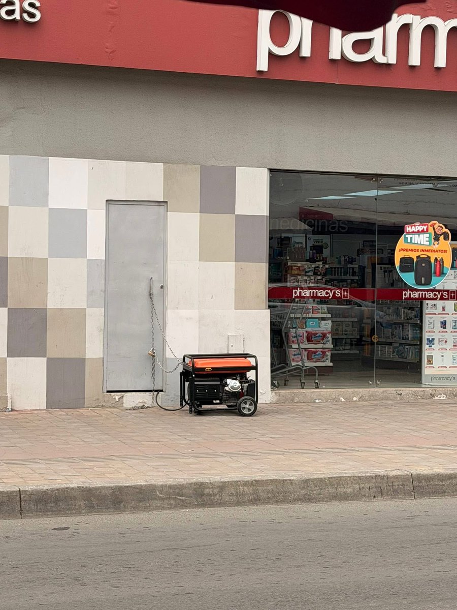 Gabopazec's tweet image. Varios sectores de #Manta reportan a esta hora apagones. CNEL no ha comunicado nada.