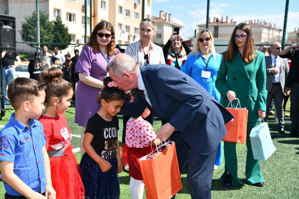 KsnKaymakamligi's tweet photo. Kaymakamımız Aziz Mercan, 8 Nisan Dünya Romanlar Günü dolayısıyla Sosyal Yardımlaşma ve Dayanışma Vakfımız tarafından düzenlenen programa katıldı. https://t.co/1VonPIik7k
