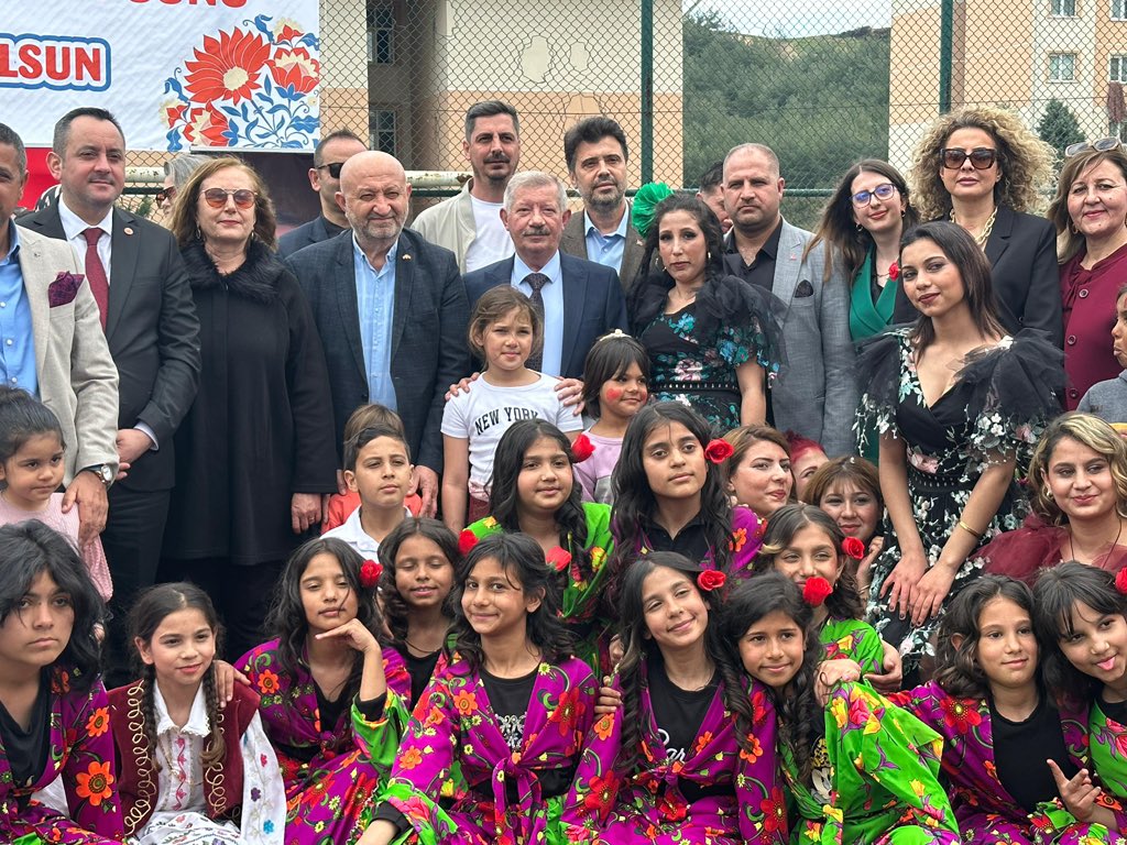 KsnKaymakamligi's tweet photo. Kaymakamımız Aziz Mercan, 8 Nisan Dünya Romanlar Günü dolayısıyla Sosyal Yardımlaşma ve Dayanışma Vakfımız tarafından düzenlenen programa katıldı. https://t.co/1VonPIik7k
