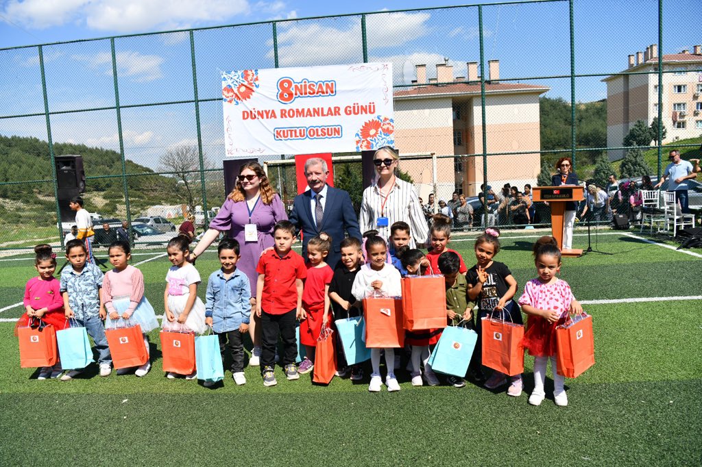 KsnKaymakamligi's tweet photo. Kaymakamımız Aziz Mercan, 8 Nisan Dünya Romanlar Günü dolayısıyla Sosyal Yardımlaşma ve Dayanışma Vakfımız tarafından düzenlenen programa katıldı. https://t.co/1VonPIik7k