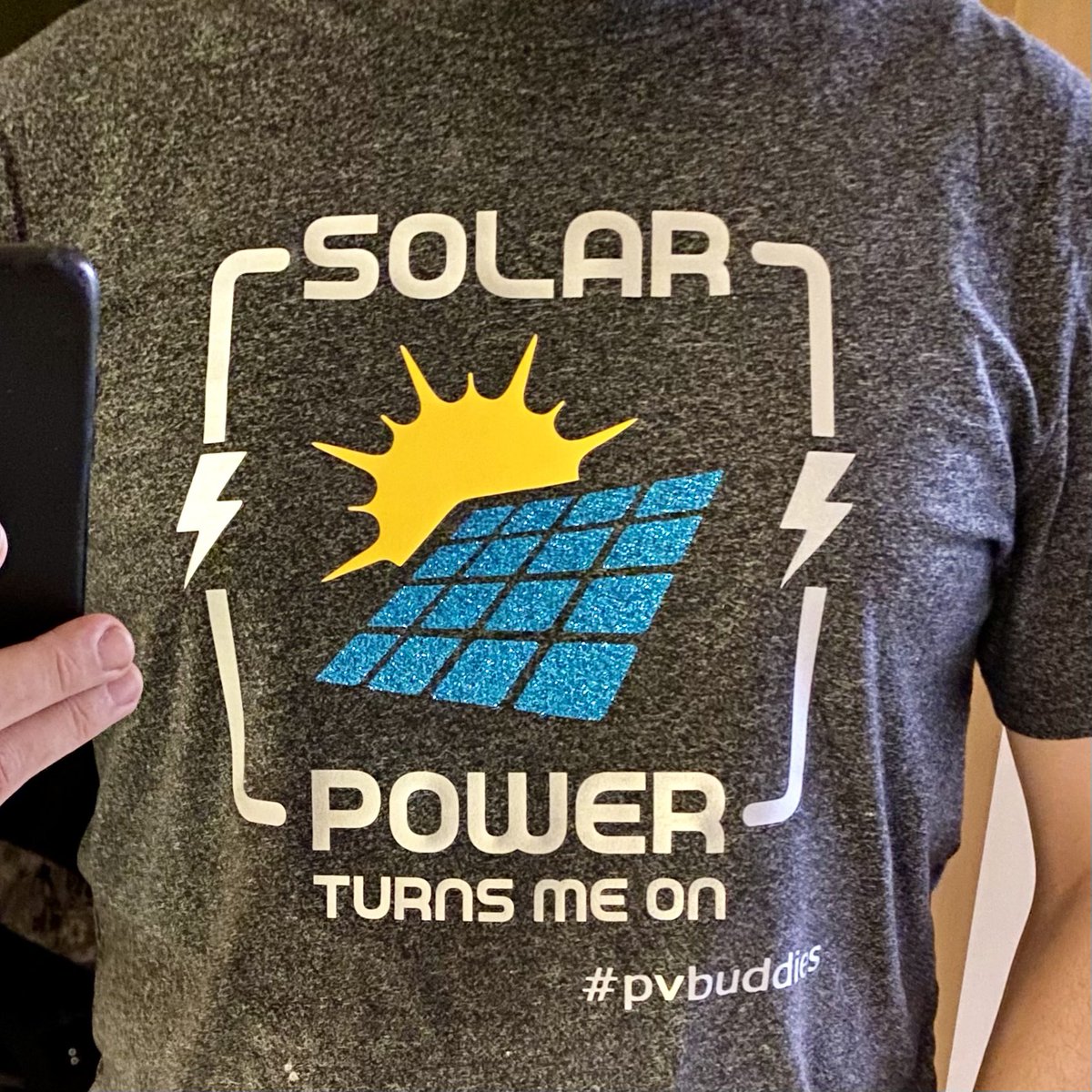 tech_tobi's tweet image. Als ich 2022 Projekt #CPVGE erdacht  &amp;amp; gebaut habe, hatte ich das nicht kommen sehen: seine 8 vertikalen Module in 10 Grad Süd haben heute in der Morgensonne 🌅 den Marstek Batteriespeicher fast alleine aufgeladen (lila Graph) 🔋 🤩  #jederQuadratmeterPVzaehlt #pvbuddies