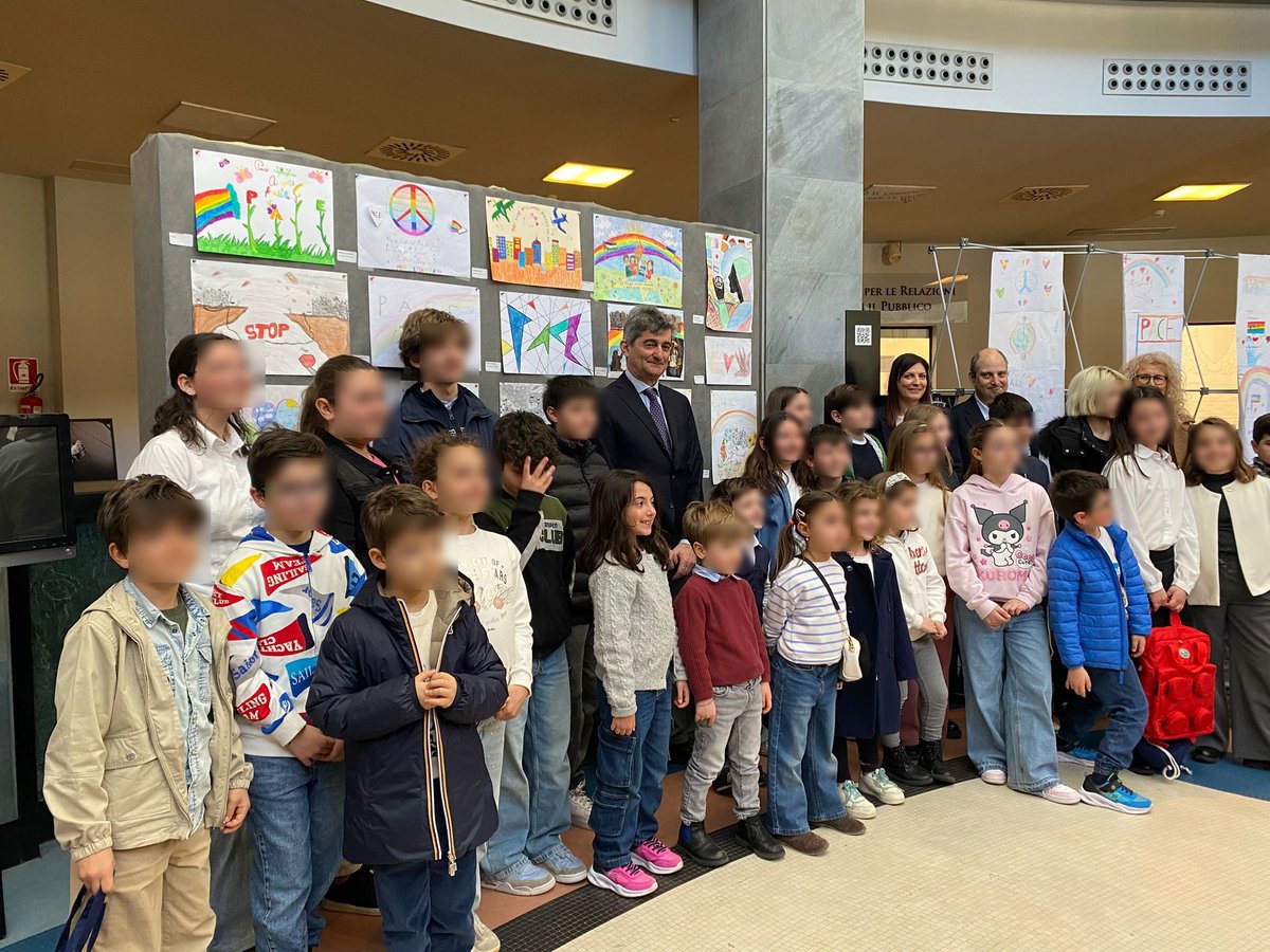 MacchiaEle's tweet photo. I bambini ci insegnano la Pace con l'arte! 🎨🕊️ Oggi all'Università Aldo Moro per la cerimonia conclusiva di #LezioniDiPace. Tantissima emozione nel vedere Greta e gli altri piccoli creativi uniti per un messaggio di speranza. 🌈✨ #Uniba #Bari
@unibait https://t.co/G7NHMLGTjm