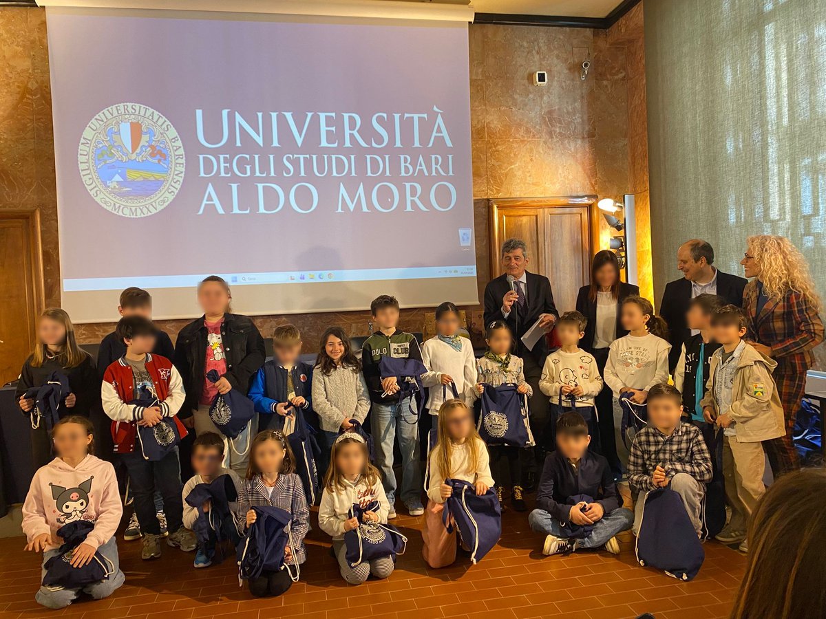 MacchiaEle's tweet photo. I bambini ci insegnano la Pace con l'arte! 🎨🕊️ Oggi all'Università Aldo Moro per la cerimonia conclusiva di #LezioniDiPace. Tantissima emozione nel vedere Greta e gli altri piccoli creativi uniti per un messaggio di speranza. 🌈✨ #Uniba #Bari
@unibait https://t.co/G7NHMLGTjm