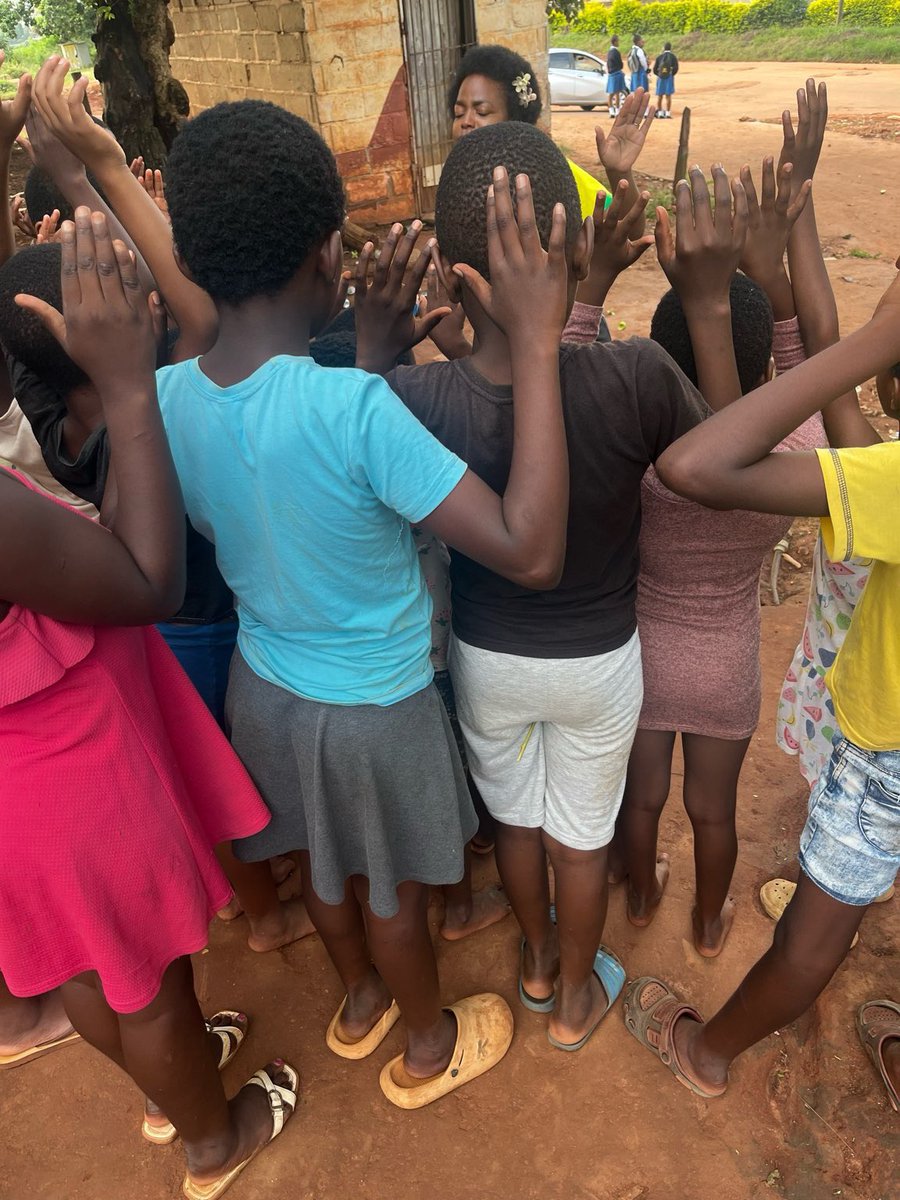 HVNGlobal's tweet photo. 📚 GO2INC &amp; Back-to-School Campaign | Eswatini 🇸🇿 
Our HVN Volunteers in Eswatini continued the Pencil Drive, taking the outreach to the streets in the race to reach the last child. 48 children were reached across three locations in Lobamba, Parliament Road, Ligugu Street https://t.co/zFEdiwAZTp