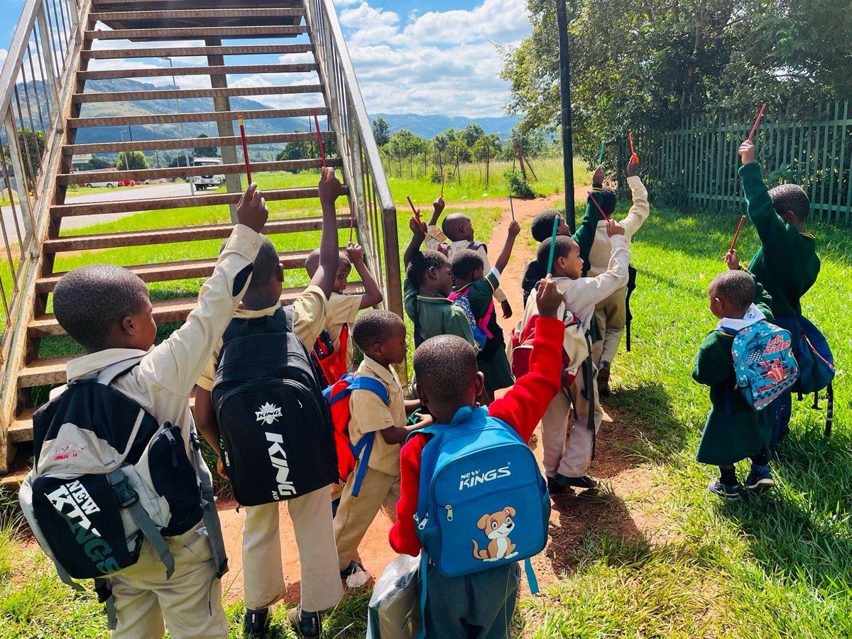 HVNGlobal's tweet photo. 📚 GO2INC &amp; Back-to-School Campaign | Eswatini 🇸🇿 
Our HVN Volunteers in Eswatini continued the Pencil Drive, taking the outreach to the streets in the race to reach the last child. 48 children were reached across three locations in Lobamba, Parliament Road, Ligugu Street https://t.co/zFEdiwAZTp