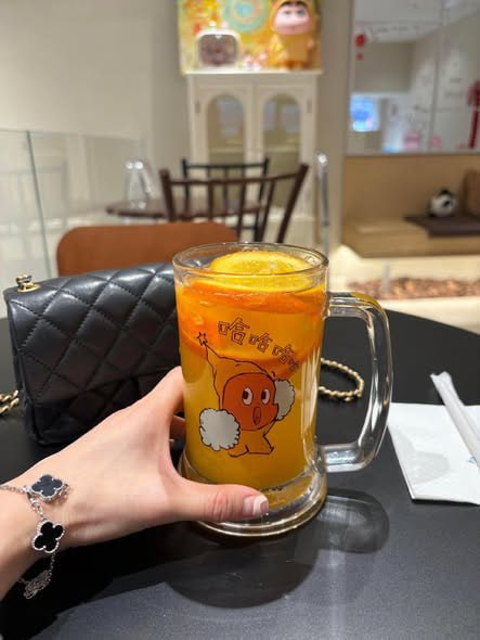 Lixin_rui01's tweet photo. 你的新衣是用来讨好自己的，你的妆容是用来取悦自己的，你的人生也是❤️ https://t.co/Fi5PRdnGrB