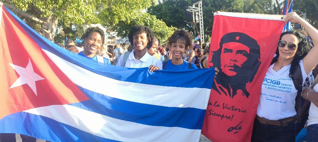 BioCubaFarma's tweet photo. En el parque Mariana Grajales, una representación de nuestras mujeres homenajeó a #VilmaVive en su 96 cumpleaños. Denunciamos el #BloqueoGenocida, que afecta nuestra ciencia, limita la investigación y  afecta la vida de los cubanos. Con Vilma, decididas a defender a #Cuba. https://t.co/Q6TunjOQ3B