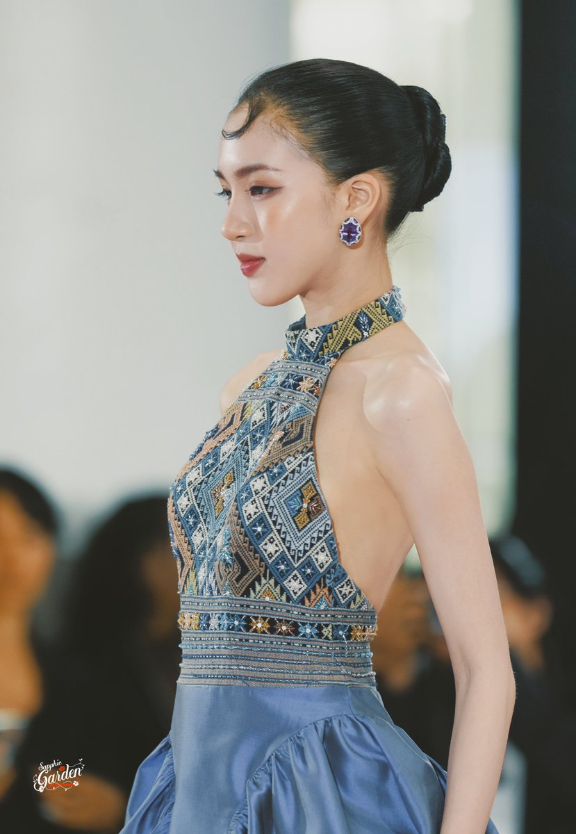 SapphicGardenTH's tweet image. “แป้งจี่-ปภาวรินท์” ร่วมเดินแบบในงาน “A SENSE OF THAI 2026: ROOTED IN HERITAGE” 

BLEJIE AT FINALE FASHION SHOW
#ASenseOfThai2026xBleJie
#pangjiewr #blejie
#ATextileThroughTime
#RootedinHeritage
#ASenseofThai2026