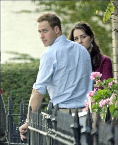 HELENNMCCRORY's tweet image. remember when catherine got locked out of her flat so she called her personal prince for backup #relatable