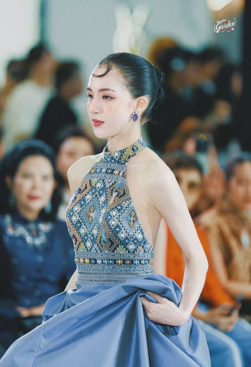 SapphicGardenTH's tweet image. “แป้งจี่-ปภาวรินท์” ร่วมเดินแบบในงาน “A SENSE OF THAI 2026: ROOTED IN HERITAGE” 

BLEJIE AT FINALE FASHION SHOW
#ASenseOfThai2026xBleJie
#pangjiewr #blejie
#ATextileThroughTime
#RootedinHeritage
#ASenseofThai2026