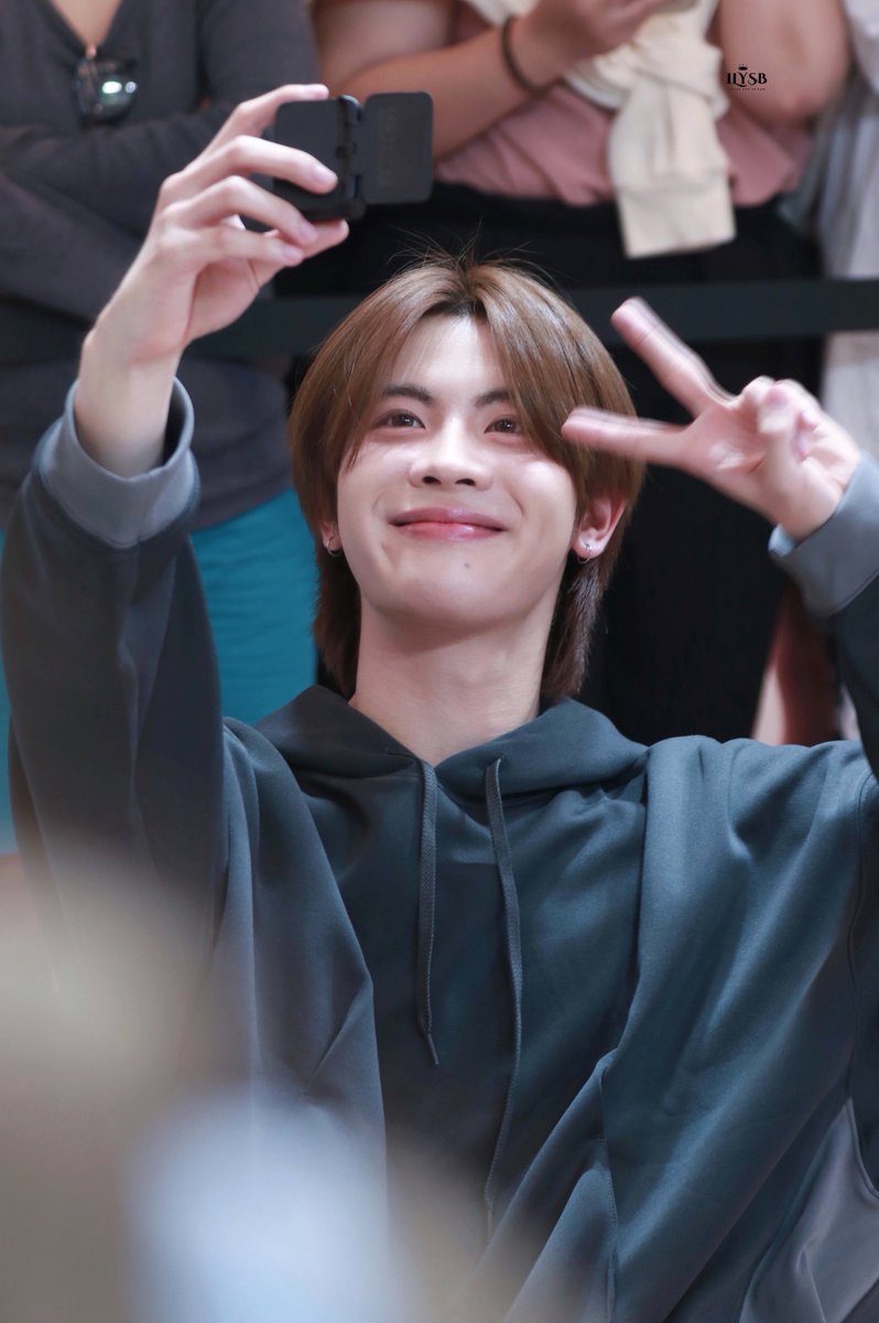 ILYSB #ลัทธิพี่วรรณ tweet media