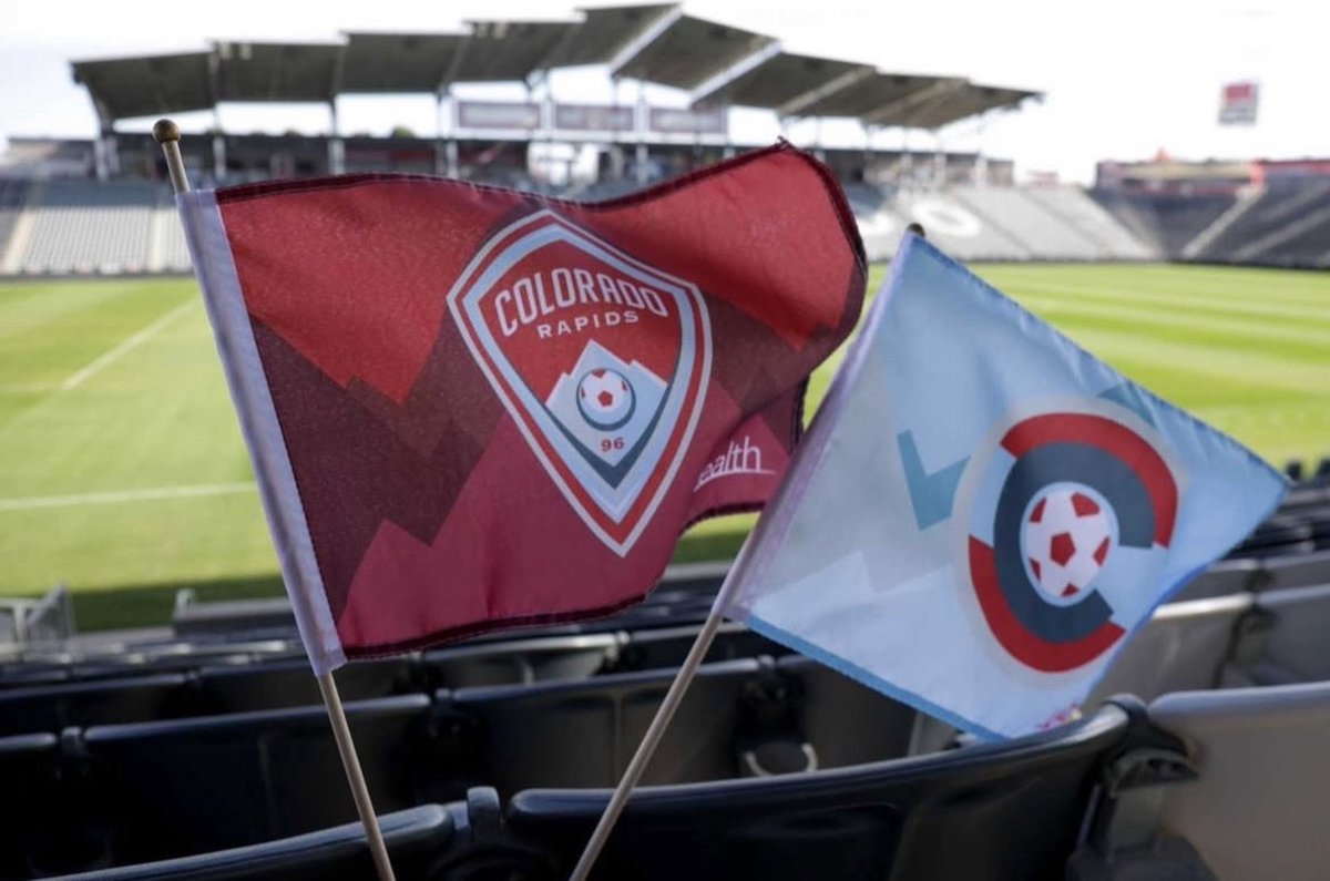 sellamasoccer's tweet image. BREAKING: los Colorado Rapids anuncian un rebranding de su escudo, el 4º en sus casi 30 años de historia. Un logo diferente cada 7,5 años, prácticamente. Su identidad visual carece de estabilidad. #Rapids96

No obstante, el club confirma que NO cambiarán su nombre. Bien ahí. #MLS