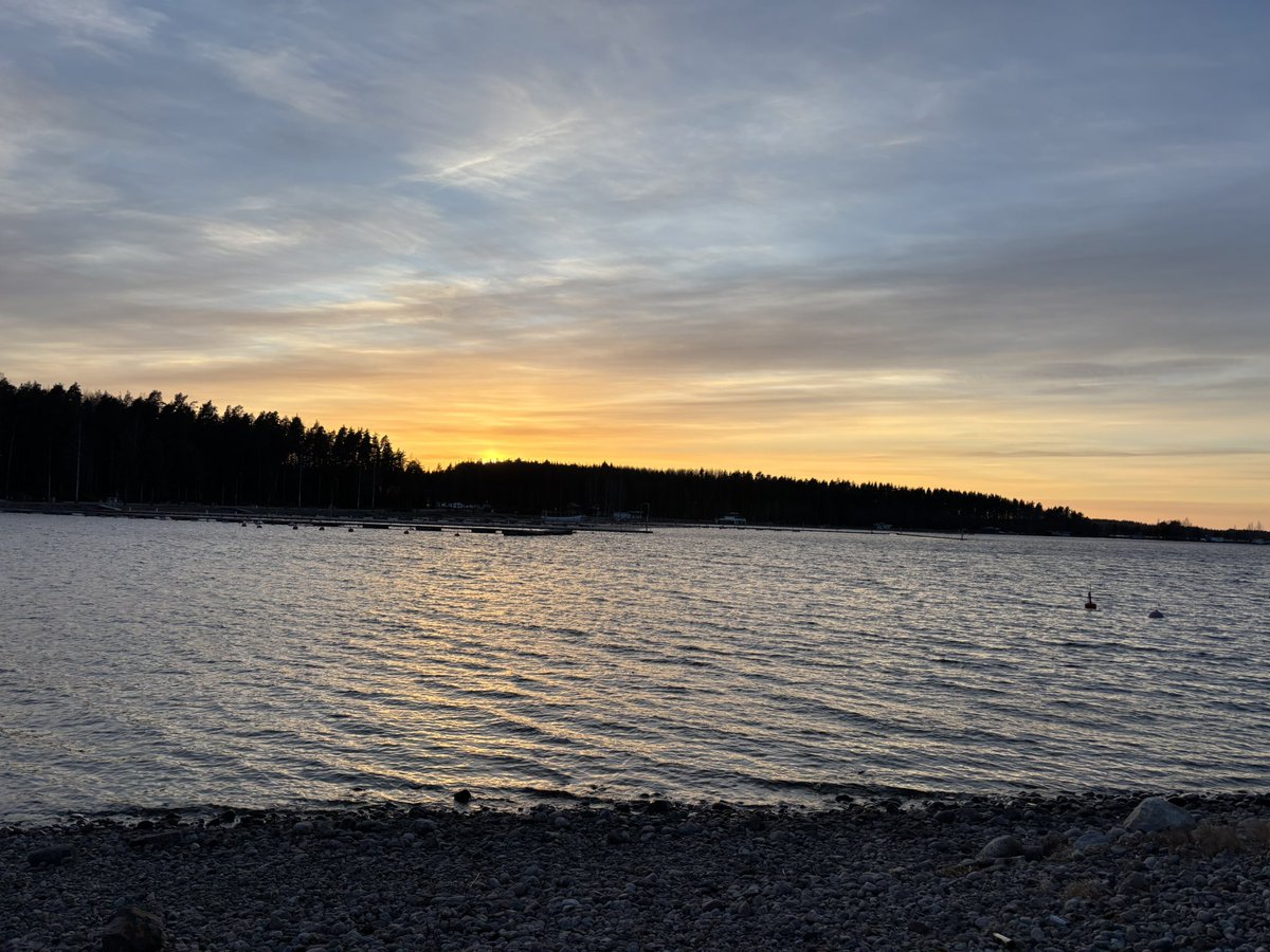 KohoJarkko's tweet photo. Saimaan valot 🎼. Näissä valoissa vierellä rauhan lepo. Ei hötkyilevyyksiä. https://t.co/FNXKKGxbMR