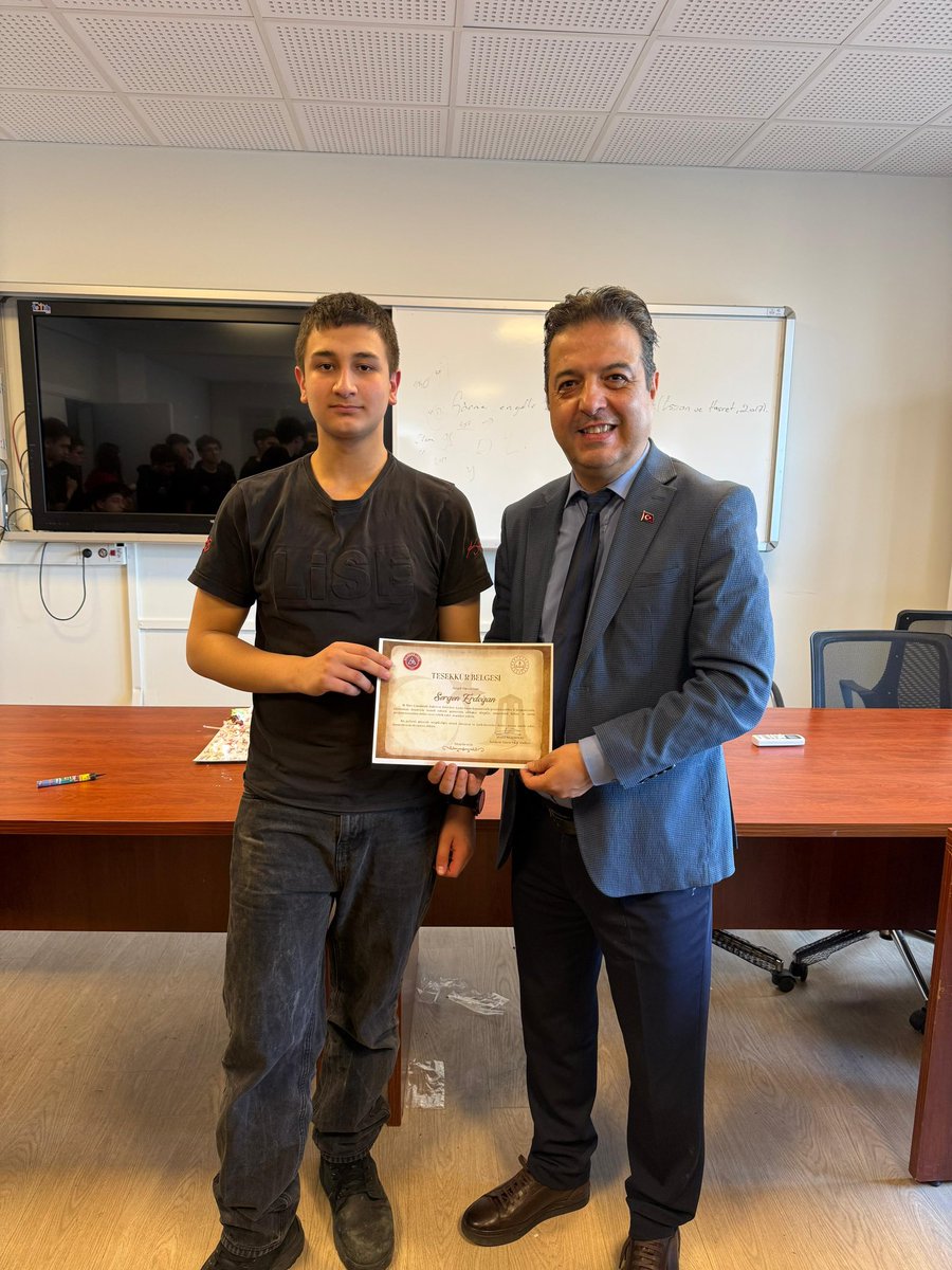 bal_lise1885's tweet photo. 🇹🇷 18 Mart İl Programımızın Ardından
18 Mart Çanakkale Zaferi kapsamında gerçekleştirdiğimiz il programı sonrasında, emeği geçen öğretmen ve öğrencilerimizle bir araya gelerek pasta kesimiyle bu anlamlı günü birlikte değerlendirdik. #balıkesirlisesi #18Mart @karesimem @tcmeb https://t.co/ievzreUiSQ