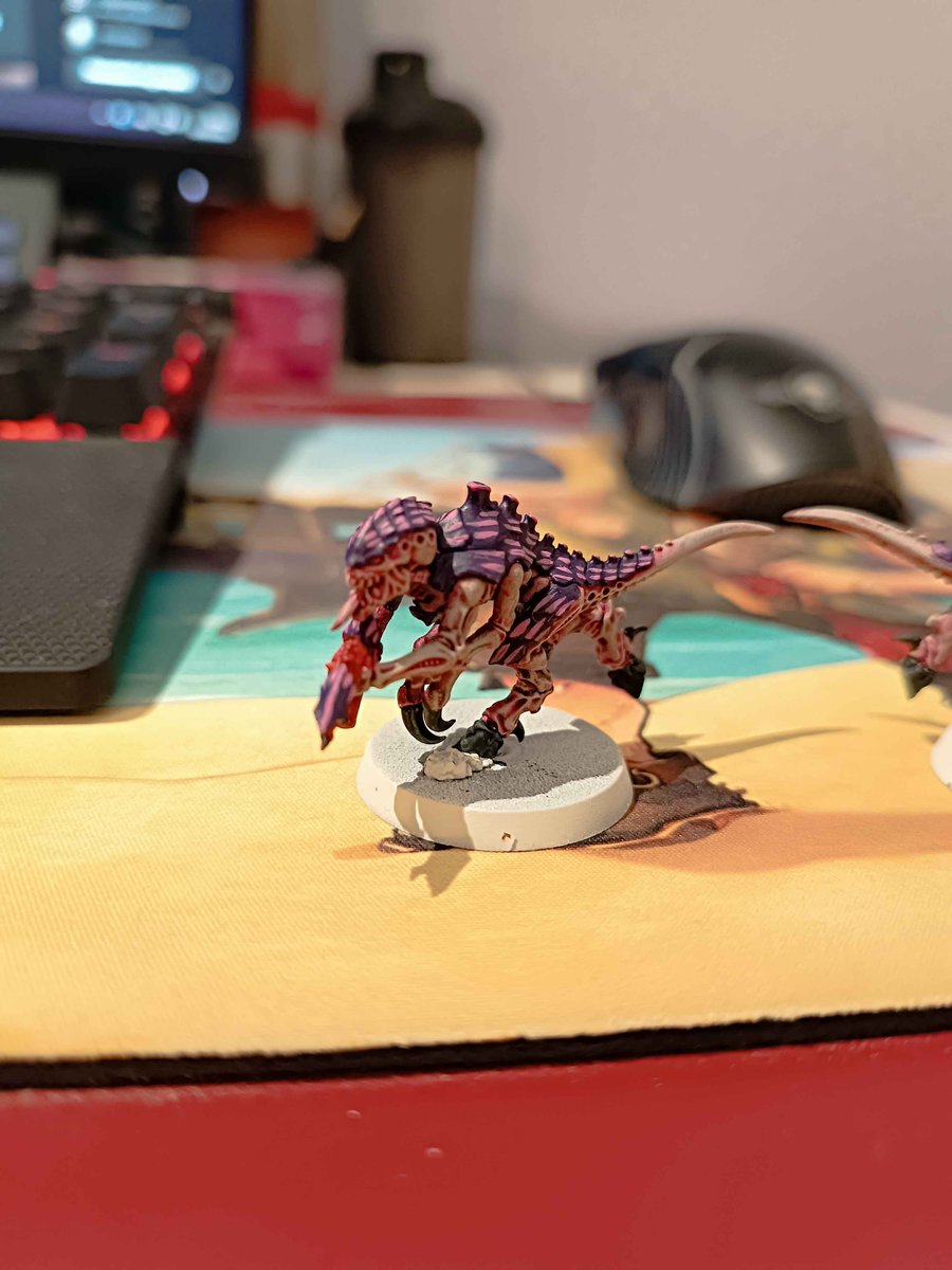 Darling__Show's tweet photo. No rage de mon atelier peinture 😎 (en train de peindre mon meilleur Tyranide, ma première figurine!) https://t.co/wv38i87t5l