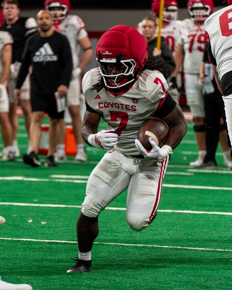 South Dakota Football tweet media