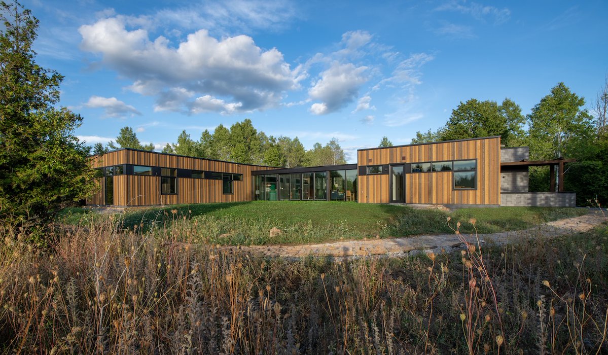Architizer's tweet image. A low, single-storey house is broken into three parts, with glazed links that turn movement through the home into continuous observation. The plan prioritizes light, seasonal change, and minimal visual impact on the landscape.

📍Smiths Falls, Canada
Project by: Kariouk