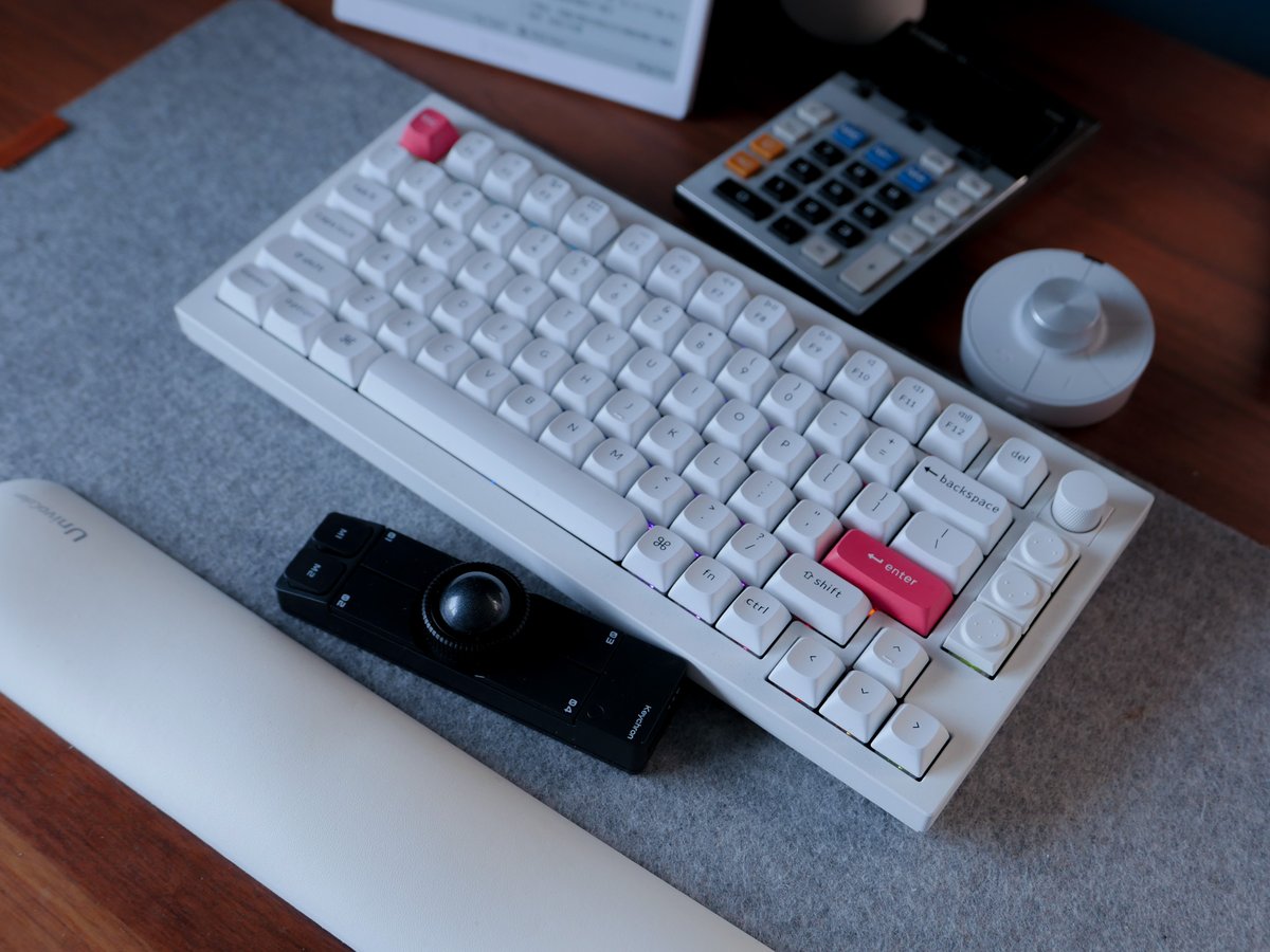 KeychronMK's tweet image. Keychron Nape Pro paired with a Q1 Max keyboard — loving this fresh Keychron setup! 
📸 @yoshitaka_yama

#Keychron #KeychronNapePro #KeychronQ1Max #MechanicalKeyboard #DeskSetup #ErgonomicSetup #TechSetup #WorkFromHomeSetup #ProductivitySetup #TechGear