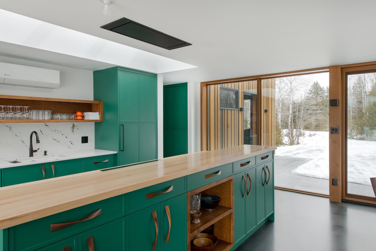 Architizer's tweet image. A low, single-storey house is broken into three parts, with glazed links that turn movement through the home into continuous observation. The plan prioritizes light, seasonal change, and minimal visual impact on the landscape.

📍Smiths Falls, Canada
Project by: Kariouk