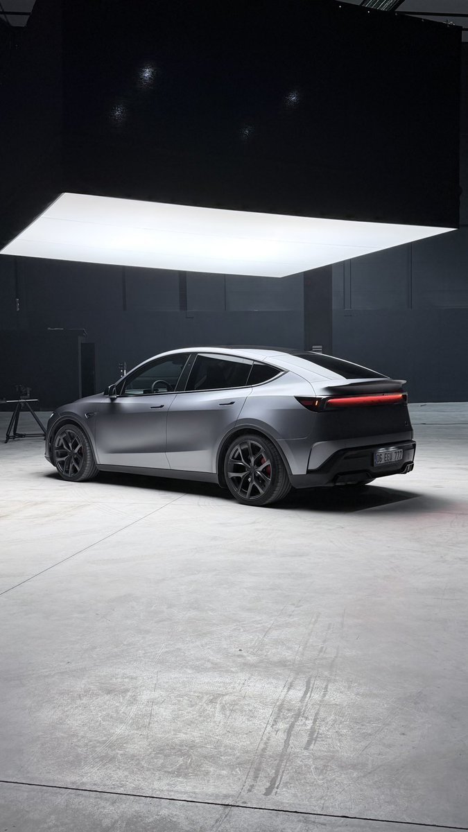 TeslaNewswire's tweet image. 📸 Stunning Quicksilver Tesla Model Y Performance