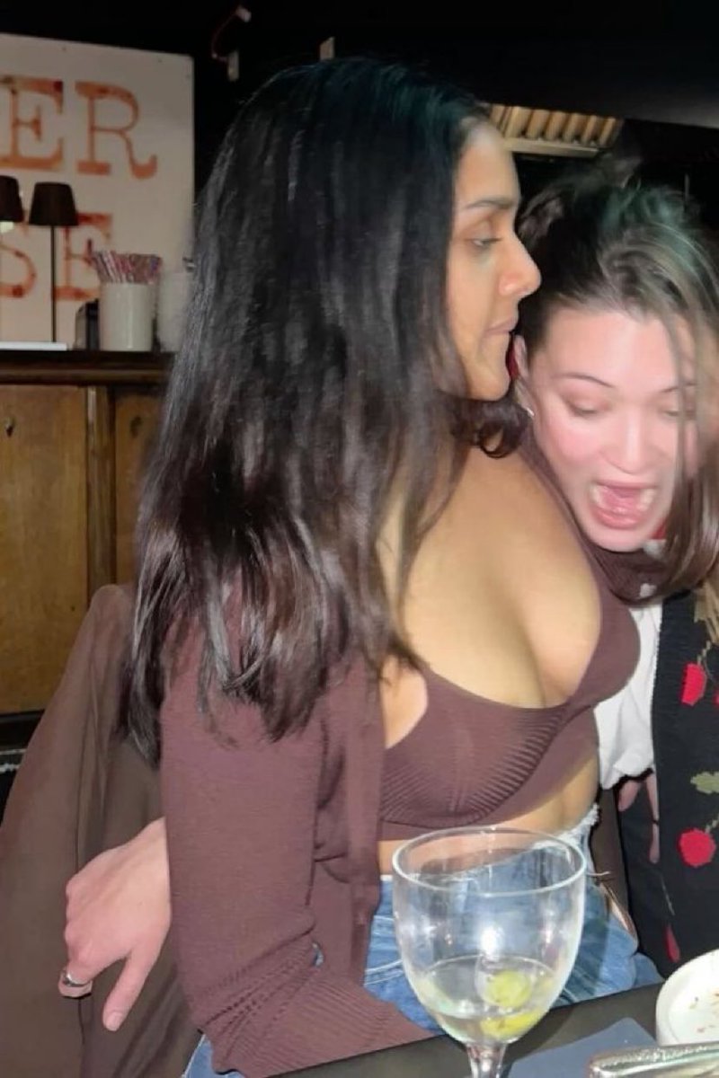 kneesantos's tweet image. #TitsOutTuesday