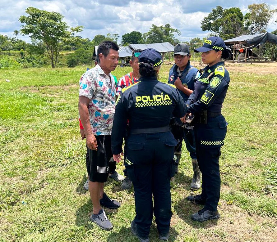 PoliciaDEMAM's tweet photo. 👮‍♀️🟣 En el resguardo indígena Embera Katío, la #PatrullaPúrpura desarrolló una jornada de prevención contra la violencia de género.

Promovemos el respeto por los derechos de mujeres, niños, niñas y adolescentes, fortaleciendo entornos seguros y de confianza.
#DiosYPatria #155 https://t.co/TAxFr74hDx