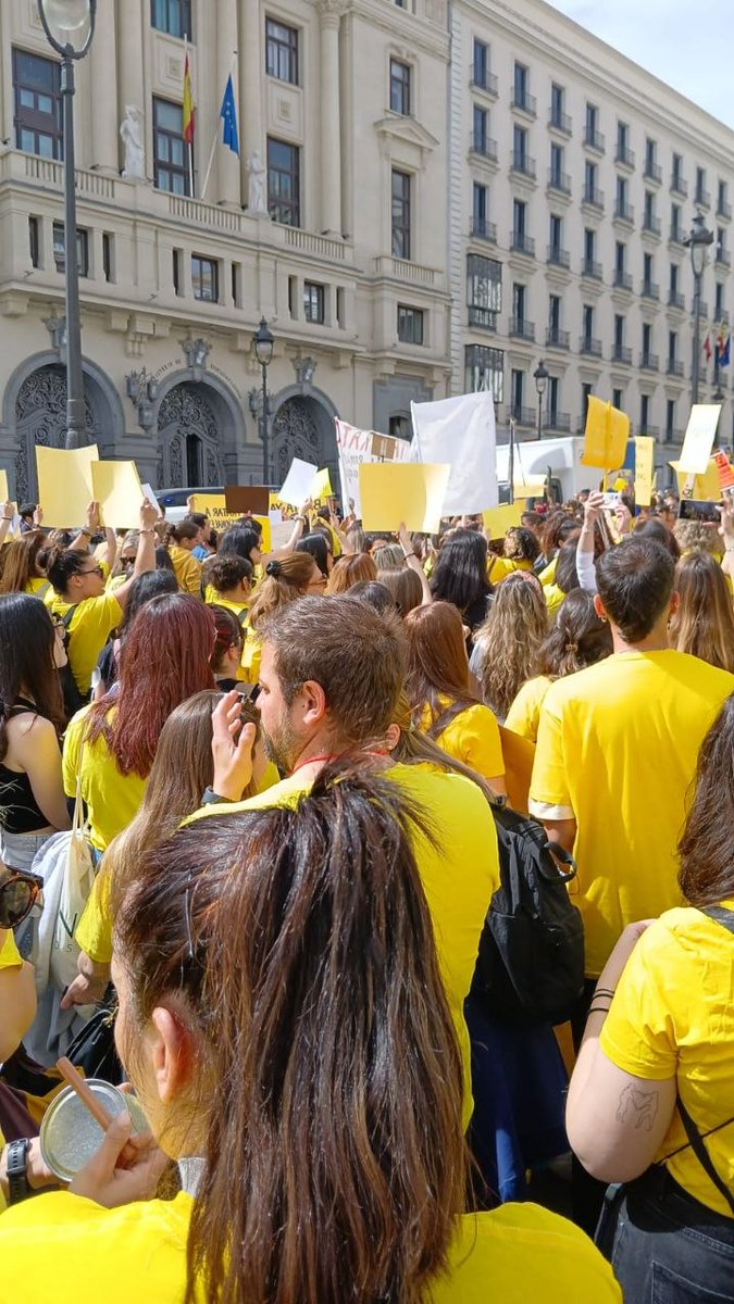 MasRetiro_'s tweet photo. ¿Sabíais que por apenas 1.230€/mes se hacen cargo de 8 bebes, de 14 niños de 1 año o de 20 de 2 años? 

La educación en esas edades es fundamental: necesitan condiciones dignas, acordes con la responsabilidad que ejercen. 

Ahora están en huelga y estamos con ellas. https://t.co/HCPpHXOFg0