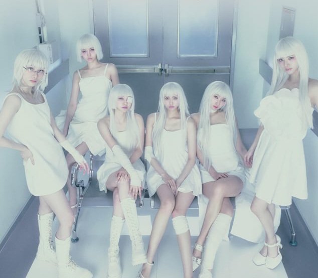 FGlowsting's tweet image. #CODE (923K) surpasses BACK 2 LUV (917K) and becomes the #EVERGLOW's 31st most played song on Spotify.