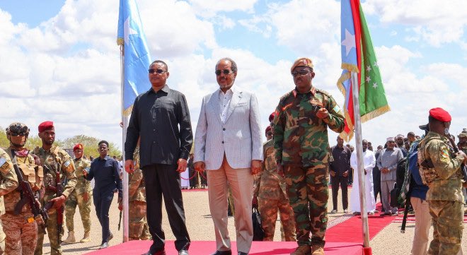 SheiknorQassim's tweet photo. Toladu waa mar aad gaari waydo iyo mar aad garan waydo:

Baydhabo waxay cagta saartay markale wadadii burburka iyo colaada ee aan hore uga dignay: 

1- In la joojiyo magacaabista hagaanka ku meel gaarka ka imaajeeyso Madaxtooyadda, arintaan lagu xaliyo sida uu qabo Dastuurka  Koonfu-Galbeed, loona daayo aayo ka talinta goboladaasi dadka ayaga gaarka u leh.

2- In la dhageeysto taladii odayaasha  Dhaqanka ahayd in Gogol nabadeed la dhigo si loooga wada tashado maamulka, dad kuna is cafiyaan inta aan maamulka la dhisin.

3- In la joojiyo doorashooyinka ay madaxtooyadda dooneeyso inayka fuliso Koonfur Galbeed inta aan heshiis guud laga gaarin.

Nadiib daro Hassan Sheikh taladaasi ma uusan qaadanin oo wuxuu go’aansaday inuu midiisa siyaasadeed ka fuliyo Baydhabo tasoo aan arki doono meesha ayku danbeeyso.

Wa bilaahi towfiiq 
Sheiknor A. Qassim