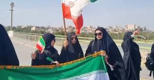 Utilizar escudos humanos, voluntarios o no (difícil de distinguir en una tiranía), para proteger objetivos militares legítimos (las infraestructuras que apoyan el transporte de armas y tropas, evidentemente, lo son) es un CRIMEN DE GUERRA que debe ser denunciado por la comunidad