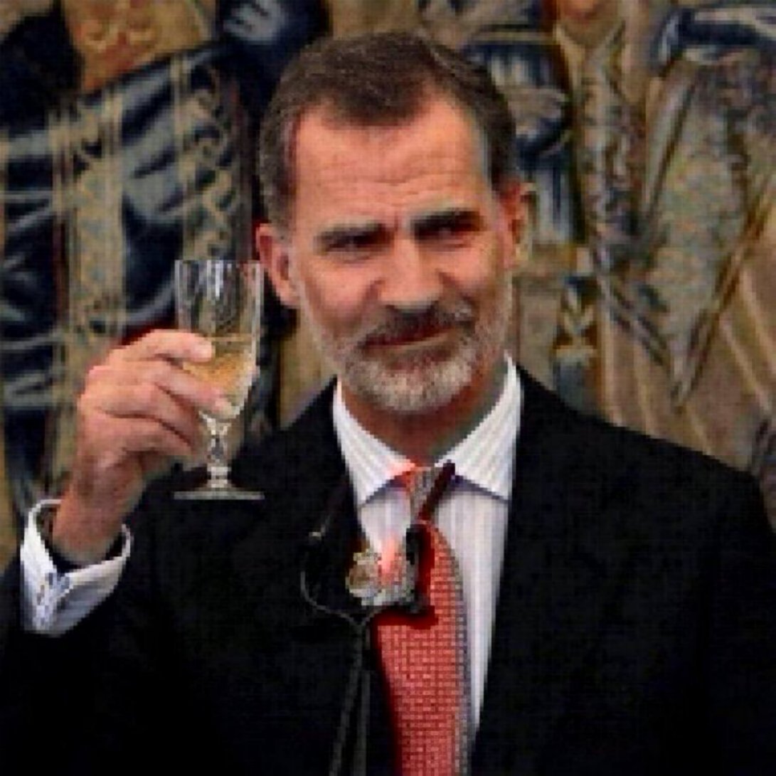Maga020566's tweet photo. Si Felipe VI se dedicara a hacer lo mismo que su padre y teniendo en cuenta que aprendió de él, sería bastante probable ¿quién nos asegura que no nos lo ocultarán con tal de preservar la monarquía?
#FelipeVILargoYa❤️💛💜 https://t.co/iL0TT02rDh