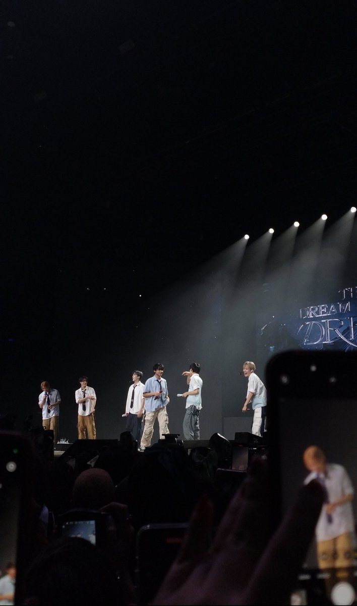 h_ae__chan_'s tweet photo. ainda bem que nunca cai no papo de não registrar show com celular imagina não ter nada disso registrado literalmente dias mais felizes da minha vida inteira tchau mark dasi neol chajaga into the unknown dont let it be go chase your dreams dive in dive in into the unknown #vlw https://t.co/0pXvYI87oL