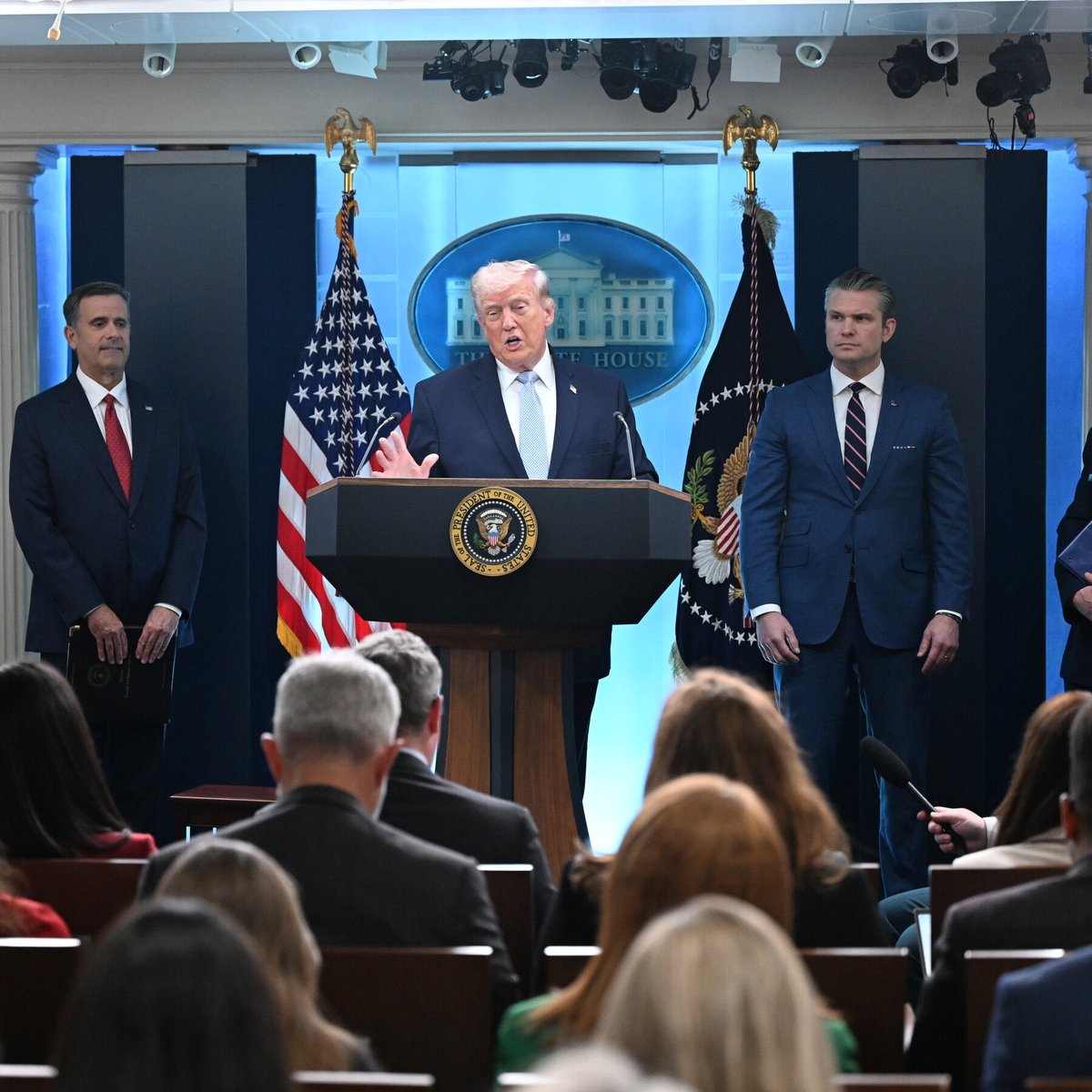 Bharatbriefshq's tweet image. 🚨 BREAKING: Democratic say 

         “Remove Trump NOW” 

More than 20 congress man decide to impeachment of US President Donald Trump

25th Amendment coming soon

#TrumpIran #25thAmendment