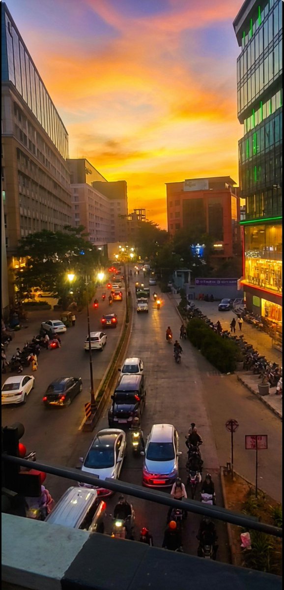 prajwallonde98's tweet image. Jaiprakash Nagar in Nagpur has become quite an iconic spot in recent times. With Orange City Street Mall, Capital One, and the Regus K10 building, the area now looks modern and well-developed.

(Added a little saturation for better clarity.)
#Nagpur #Development #Cityscape