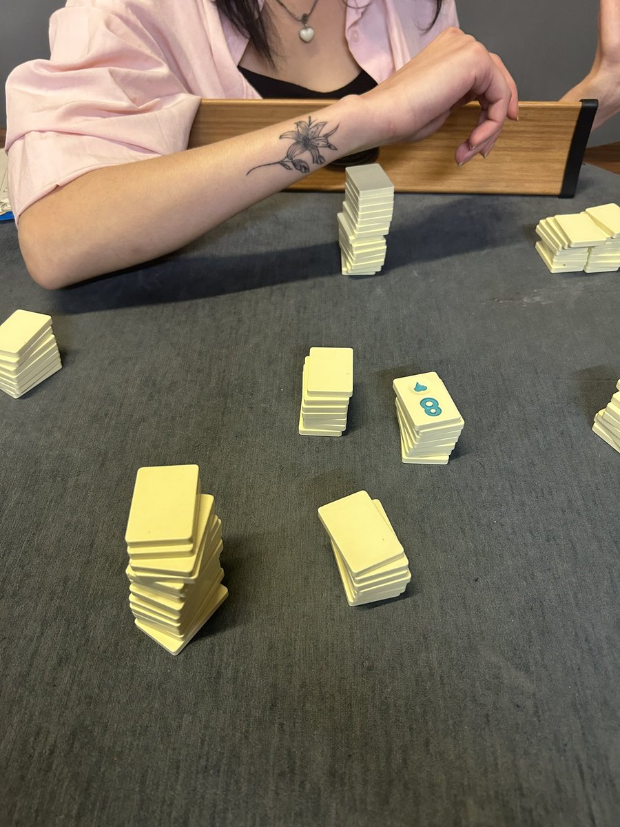 Bugünde esseklerle 101 e geldik karşımdaki eşşek yeni dövme yaptırmış göstermeden duramıyor