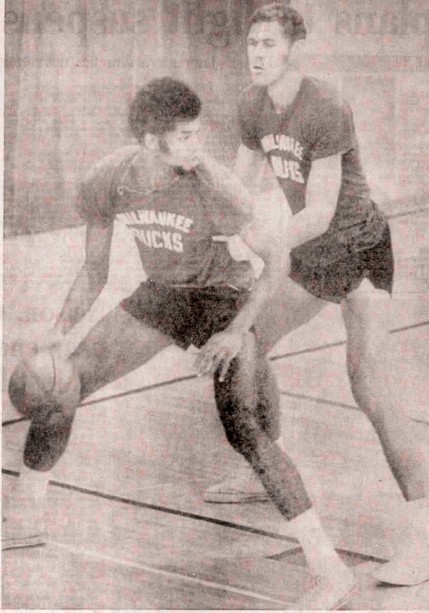 YvanMontgury's tweet image. The Bucks' Kareem Abdul-Jabbar, then Lew Alcindor, faces Rich Niemann in his first pro practice in '69 #FearTheDeer 

📸 : AP