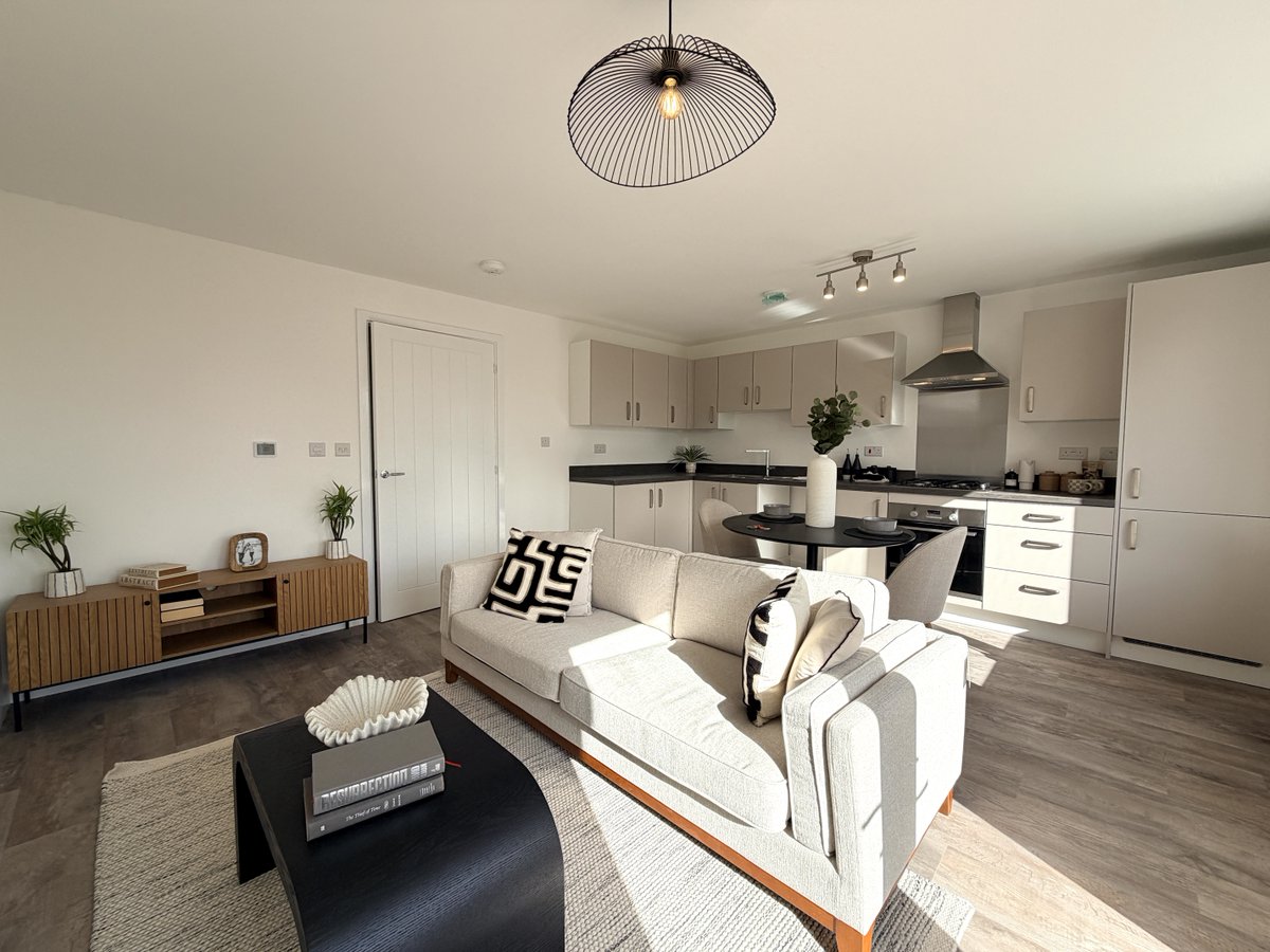 MillerHomesUK's tweet image. Discover the Neighton 3-bed dormer bungalow, designed to adapt to you.
Open-plan kitchen/living, flexible lounge (or extra bedroom 👀), accessible bathroom + 2 spacious bedrooms with Jack &amp;amp; Jill upstairs.

Find out more 👉 millerhomes.co.uk/new-homes/nort…

#NewHomes #BungalowLiving