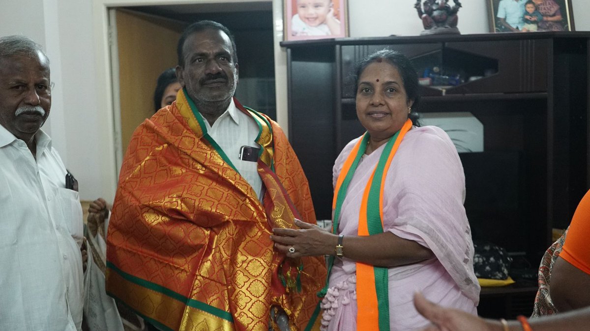 VanathiBJP's tweet photo. கோவை வடக்கு சட்டமன்றத் தொகுதி,  20 வது வார்டு, அதிமுக செயலாளர் திரு. நாகராஜன் அவர்களை அவரது இல்லத்தில் சந்தித்து ஆதரவு திரட்டினோம்.

#Vote4Vanathi | #Vanathi4North  | #kovainorth | #Vanathi4KovaiNorth | #ValarchiwithVanathi l #NDA4TN l #கோவையின்மகள் https://t.co/TL3Dt3z6jn
