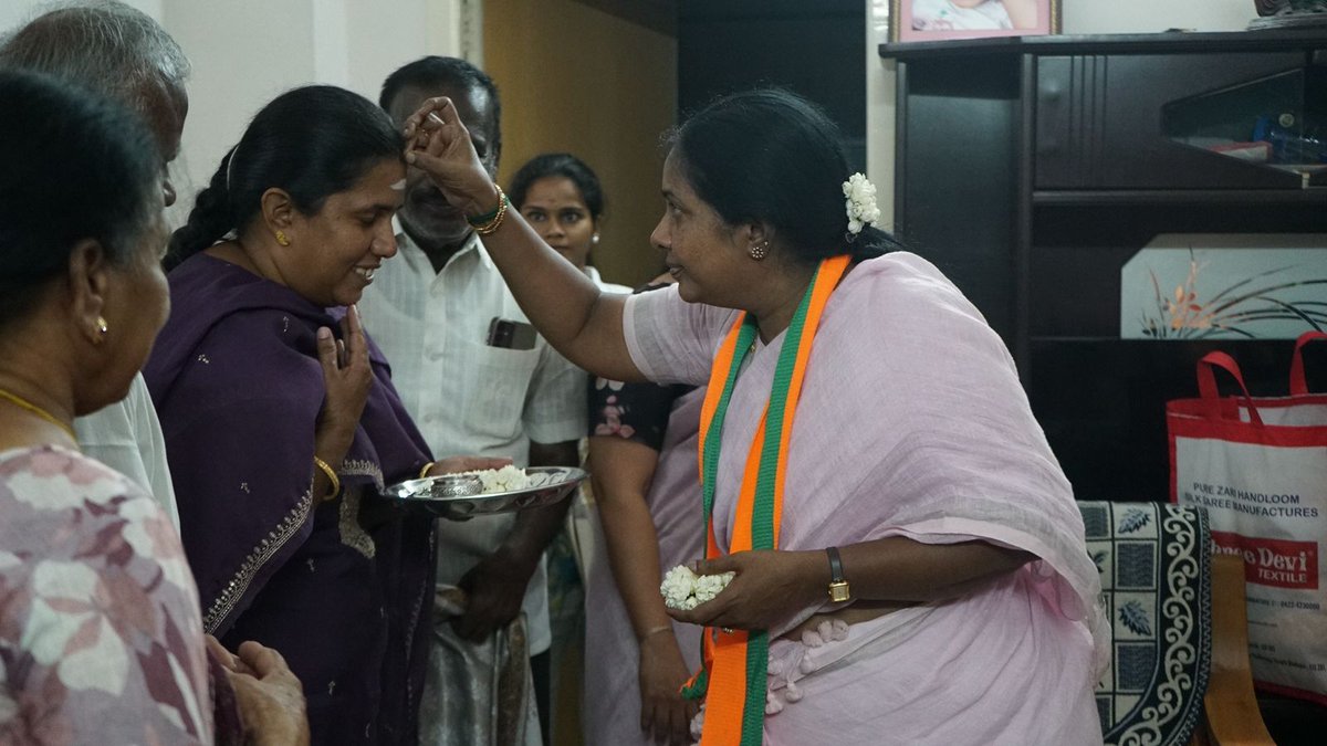 VanathiBJP's tweet photo. கோவை வடக்கு சட்டமன்றத் தொகுதி,  20 வது வார்டு, அதிமுக செயலாளர் திரு. நாகராஜன் அவர்களை அவரது இல்லத்தில் சந்தித்து ஆதரவு திரட்டினோம்.

#Vote4Vanathi | #Vanathi4North  | #kovainorth | #Vanathi4KovaiNorth | #ValarchiwithVanathi l #NDA4TN l #கோவையின்மகள் https://t.co/TL3Dt3z6jn