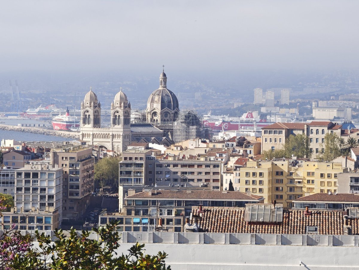 Dominant la mer et tournée vers l’horizon, la "Cathédrale de la Major" s’impose comme un symbole puissant : celui de la rencontre entre l’Orient et l’Occident.

Édifiée au XIXe siècle, cette cathédrale unique mêle les influences byzantines et romanes dans une harmonie rare. Ses