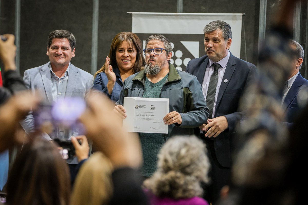 TeresitaMadera's tweet photo. Entregamos el Reconocimiento Legislativo “Monseñor Enrique Angelelli” al rector de la @UNdeC el abogado César Salcedo, y distinguimos a quienes, con enorme responsabilidad, registran los juicios de lesa humanidad en La Rioja.

Porque cada testimonio, cada archivo y cada palabra preservada construyen verdad y justicia.
Defender la memoria es cuidar nuestra democracia, es decir con firmeza: nunca más.

Este reconocimiento surge de un proyecto de declaración presentado por los diputados @ClaudioRuizCH e @IsmaelBordagar1 con el acompañamiento de las y los diputados de la región y de todo el cuerpo legislativo.