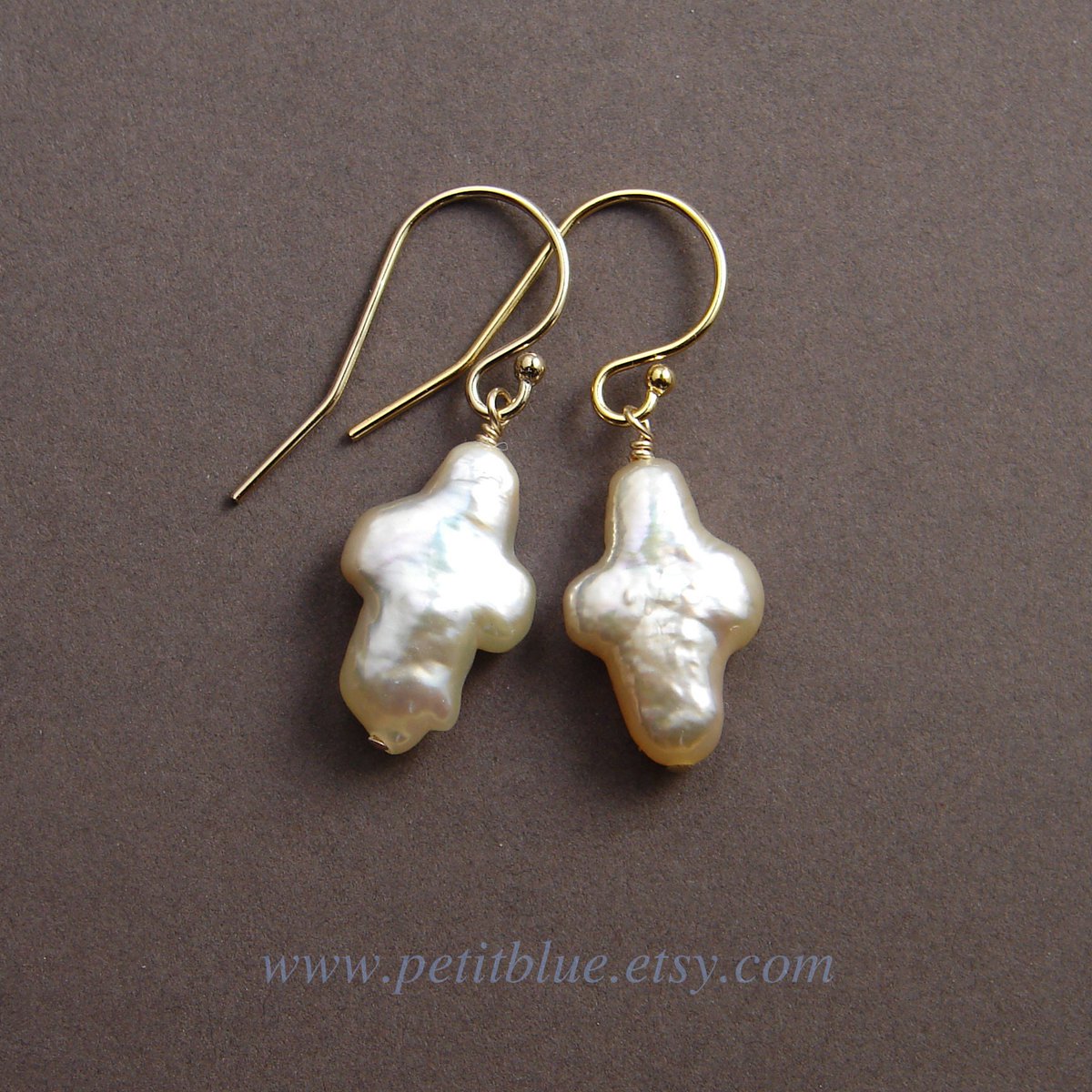 JewelryByMikako's tweet image. Pearl Cross Hoop Earrings ~ Sparkle Wire Hoop ~ Genuine Freshwater Pearl ~ 14K GF Hoop Earrings ~ Large Hoop Earrings ~ June Birthday tuppu.net/54ee1fca  #GemstoneEarrings