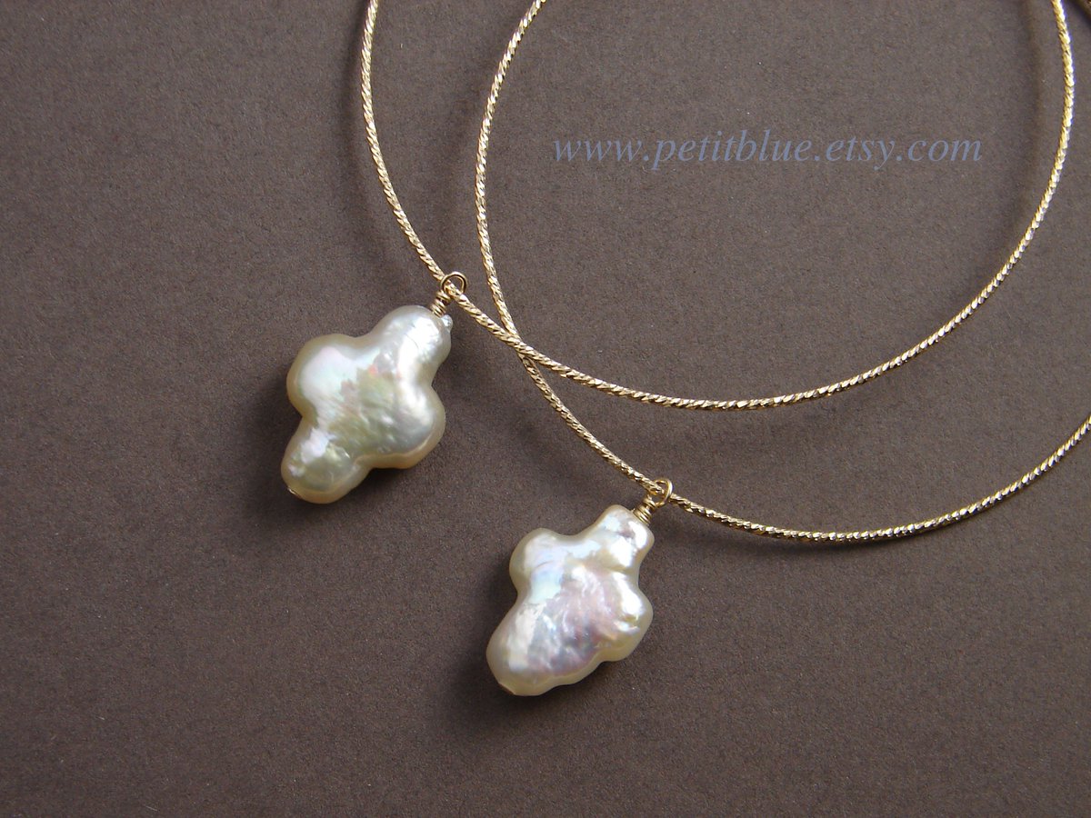 JewelryByMikako's tweet image. Pearl Cross Hoop Earrings ~ Sparkle Wire Hoop ~ Genuine Freshwater Pearl ~ 14K GF Hoop Earrings ~ Large Hoop Earrings ~ June Birthday tuppu.net/54ee1fca  #GemstoneEarrings